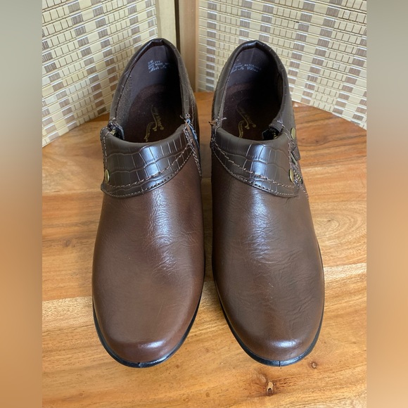 Easy Street Woman’s 7M Darcy Brown Zipper Shooties Comfort NWOT - Picture 3 of 7